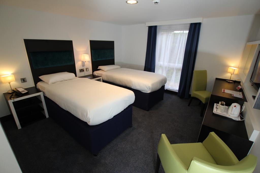 Hotel Ramada Oxford à Waterstock Extérieur photo