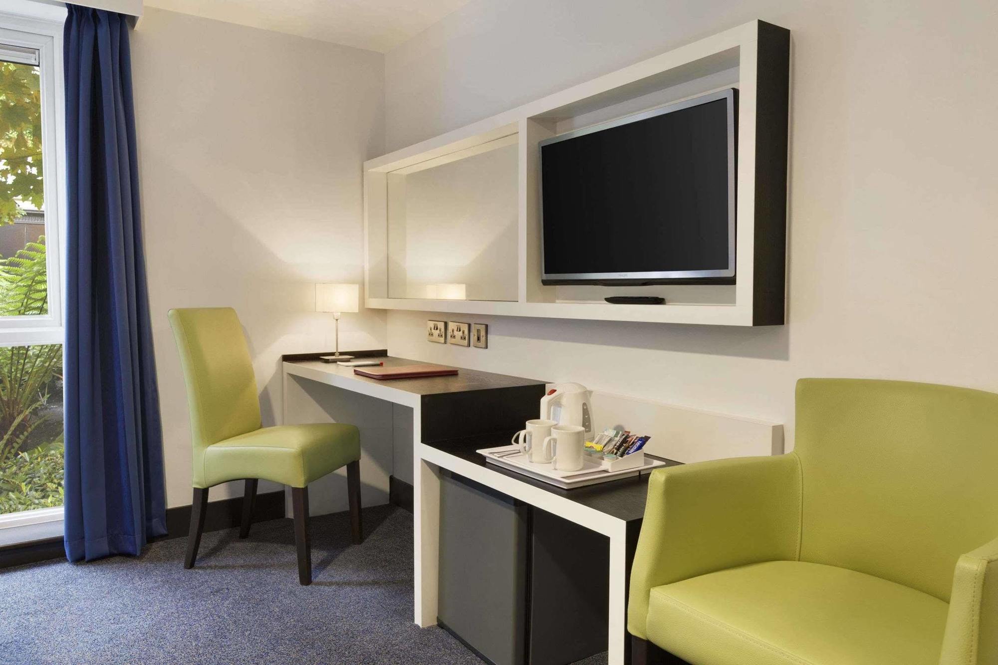 Hotel Ramada Oxford à Waterstock Extérieur photo