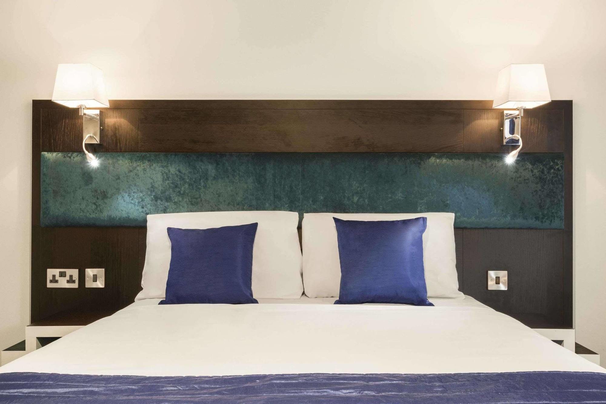 Hotel Ramada Oxford à Waterstock Extérieur photo