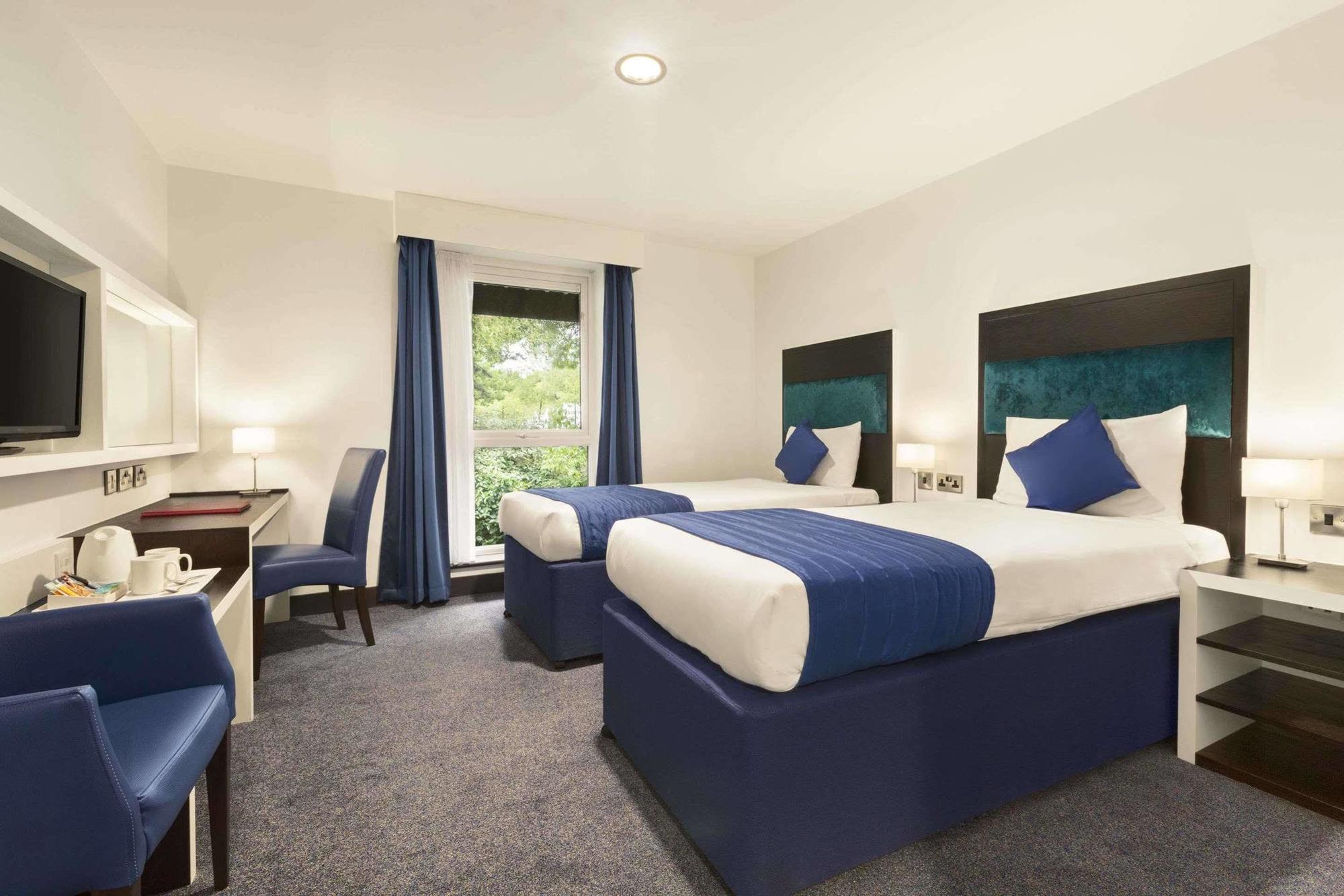 Hotel Ramada Oxford à Waterstock Extérieur photo