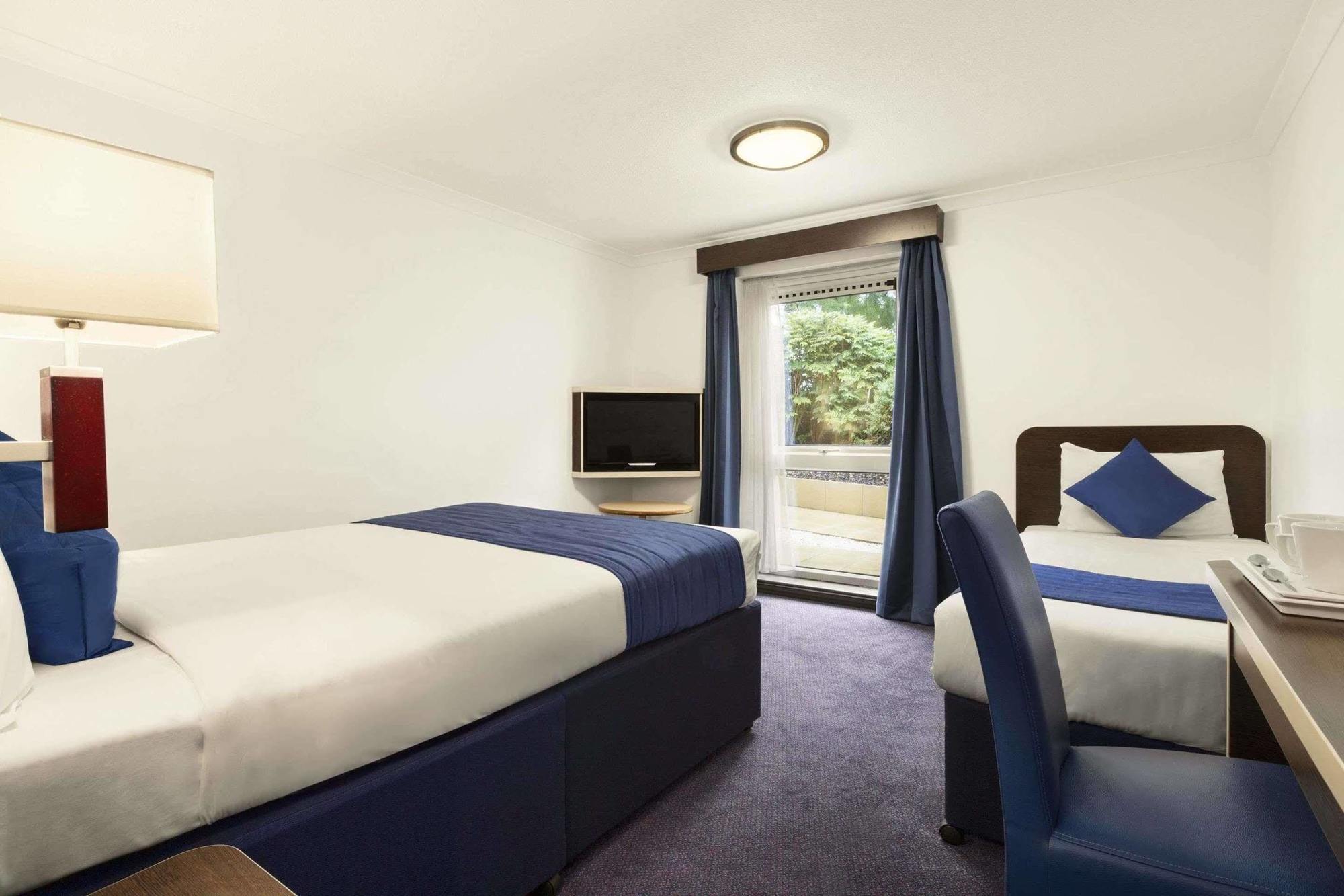 Hotel Ramada Oxford à Waterstock Extérieur photo