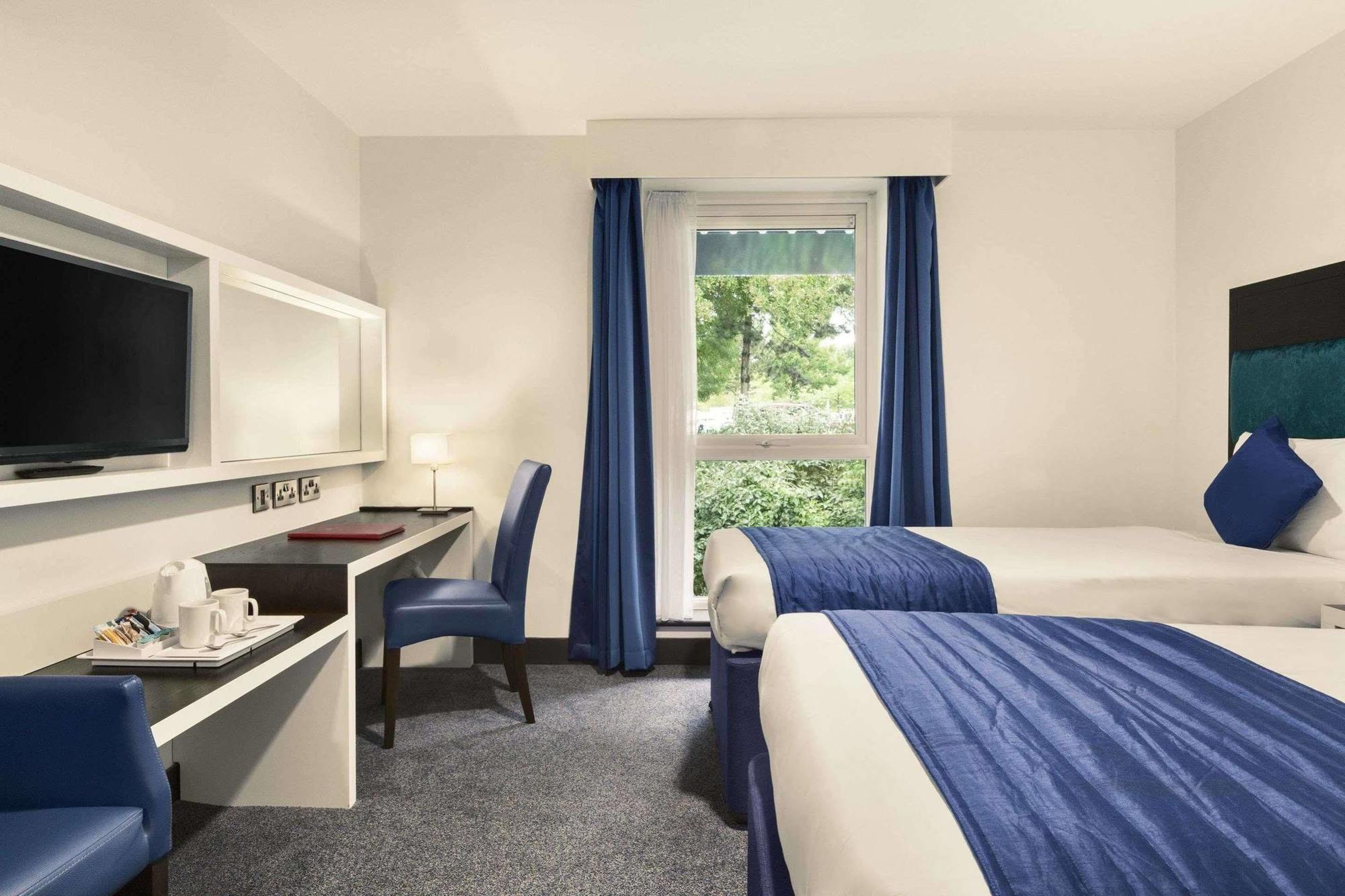Hotel Ramada Oxford à Waterstock Extérieur photo