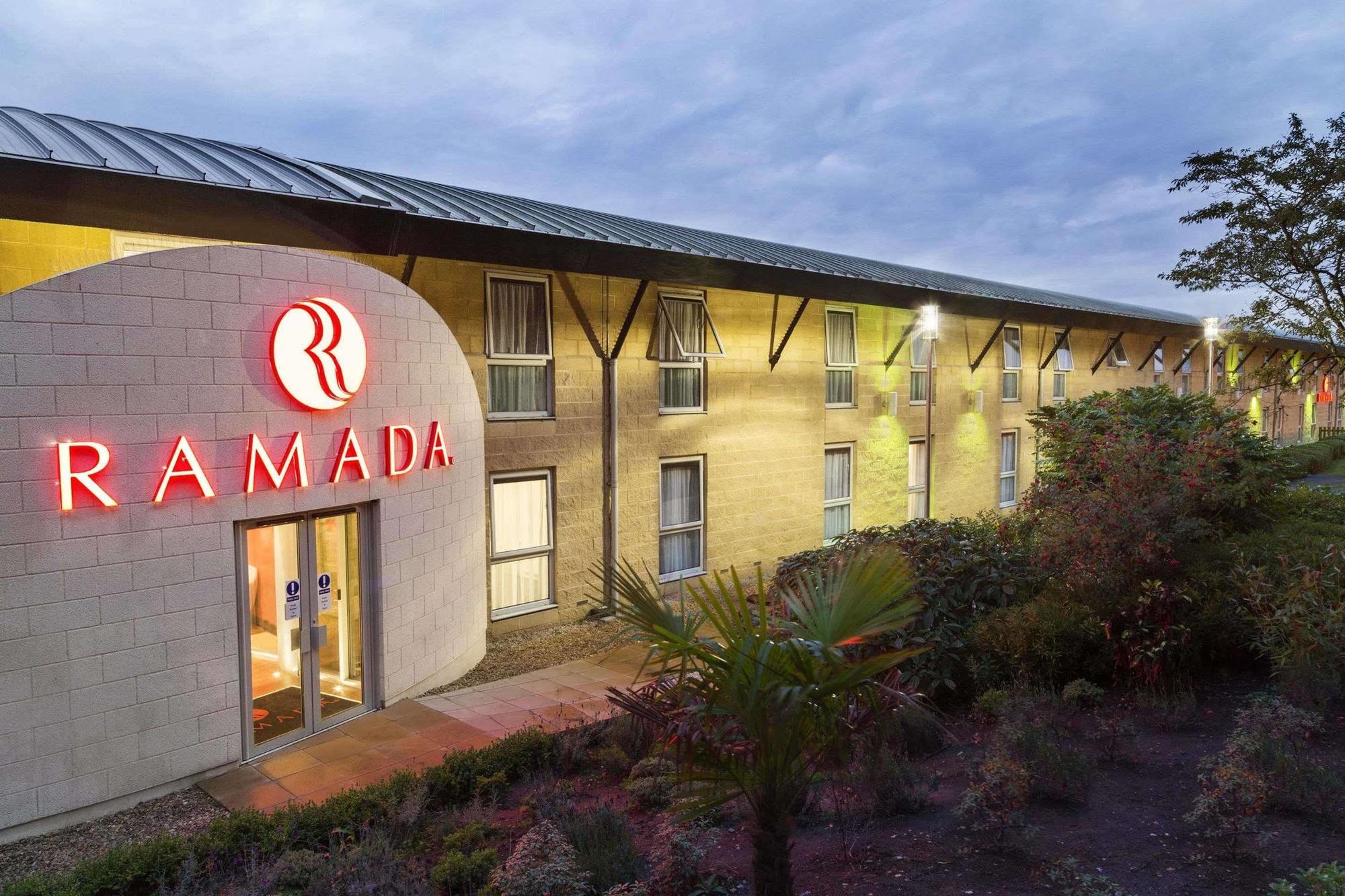 Hotel Ramada Oxford à Waterstock Extérieur photo