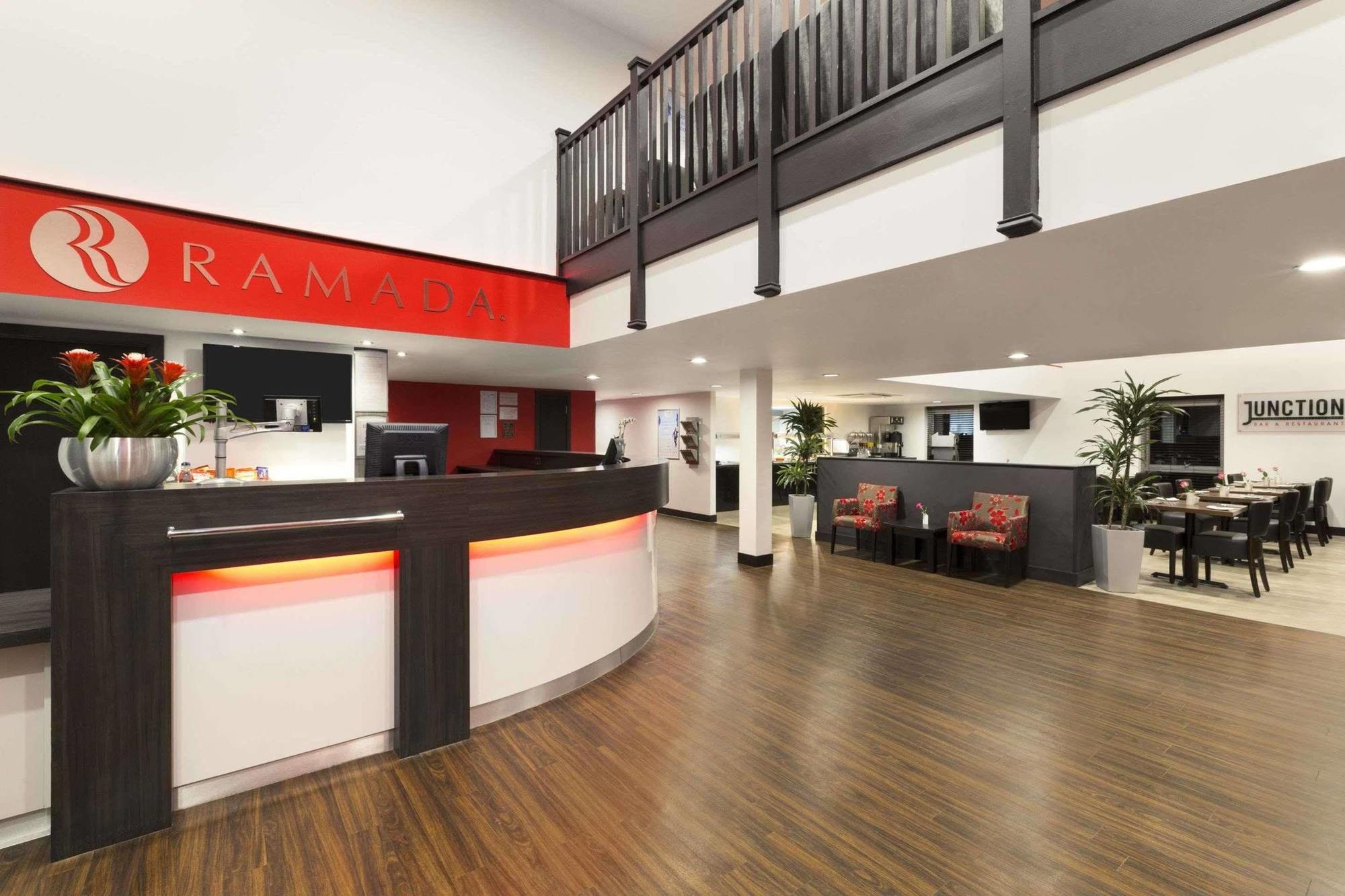 Hotel Ramada Oxford à Waterstock Extérieur photo